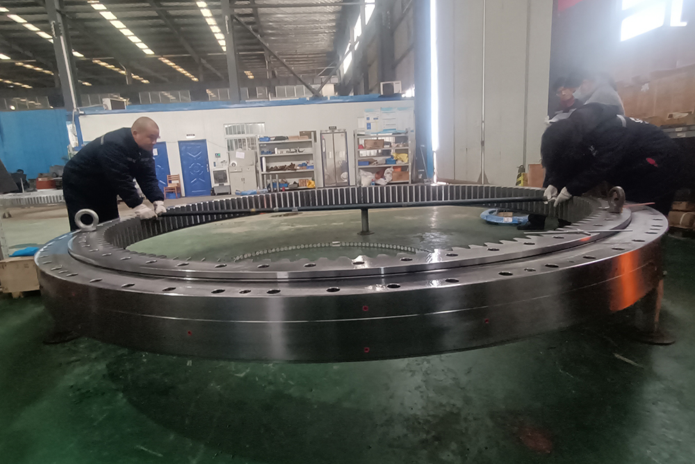 QIBR China Manufacturer of Three-Row Cylindrical Roller Combined Slewing Bearing